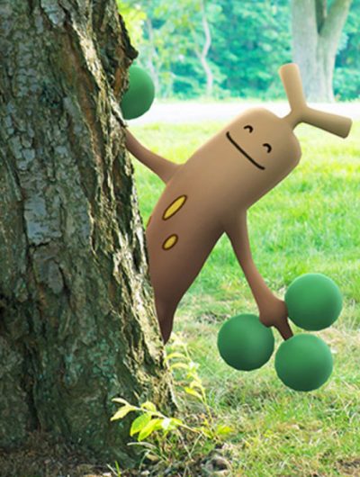 Un Pokémon en réalité augmentée se cache derrière un arbre dans un parc dans le monde réel.
