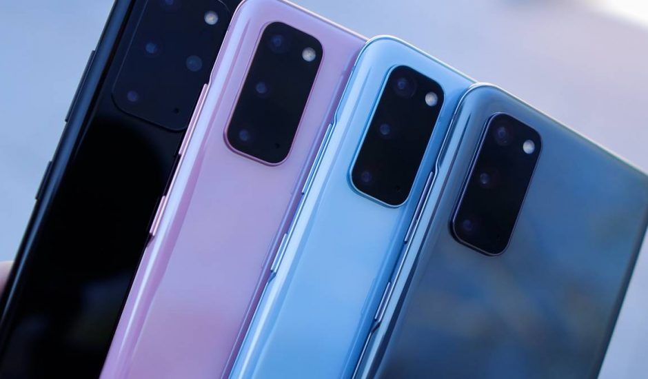 Quatre smartphones Huawei sont alignés les uns à côté des autres.