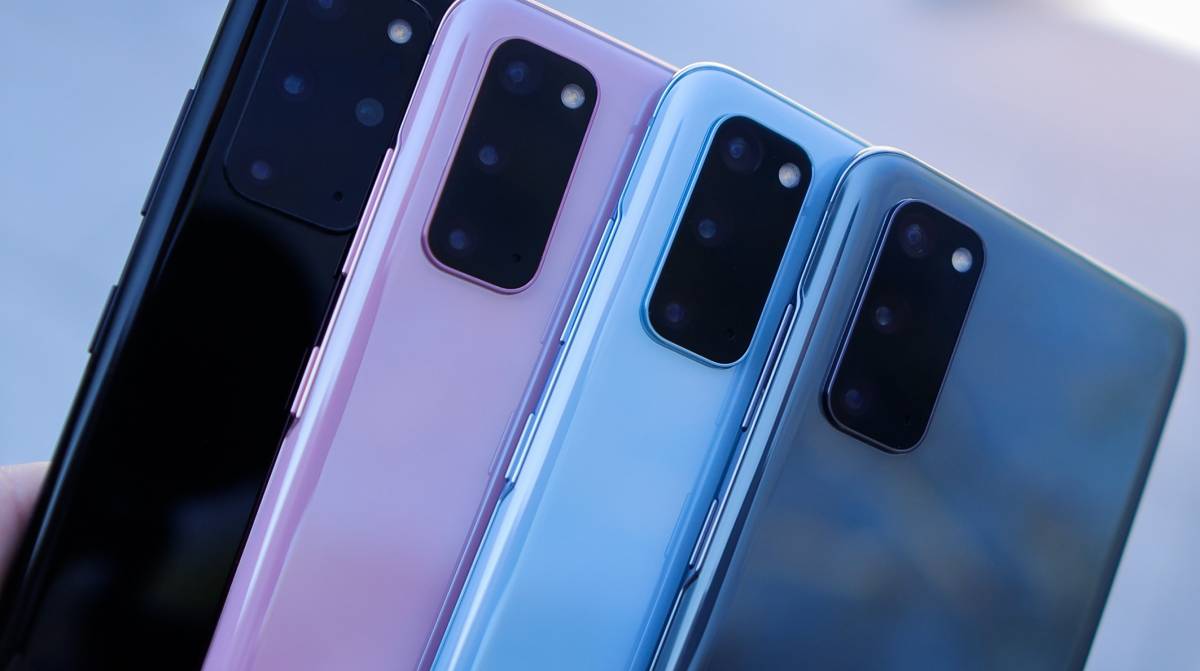 Quatre smartphones Huawei sont alignés les uns à côté des autres.