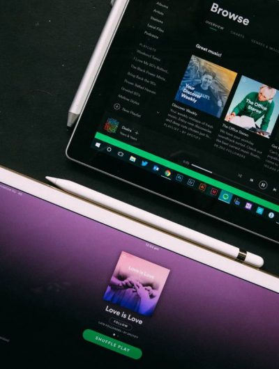 Deux iPad sont ouverts sur l'application Spotify.
