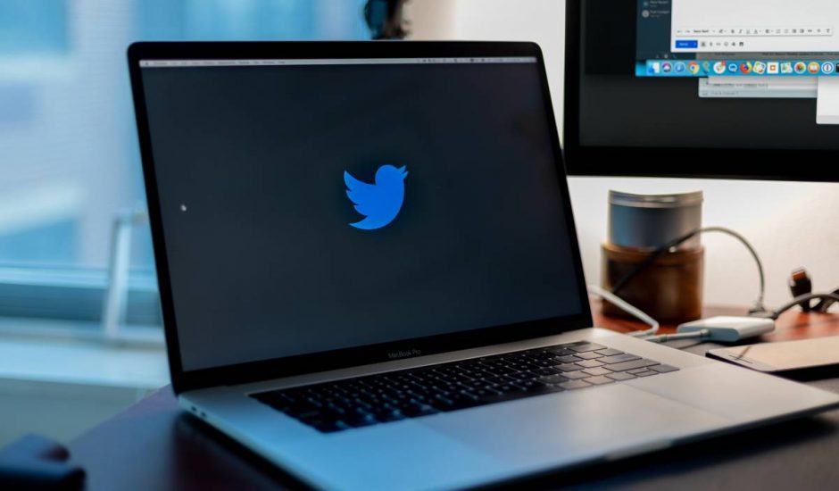Un MacBook ouvert sur le logo de Twitter.