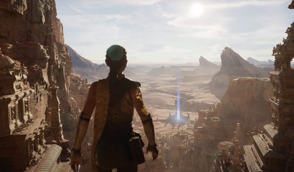 Un personnage de jeu vidéo se tient de dos au sommet d'une montagne et admire le paysage.