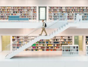 Une bibliothèque avec personne descendant des marches