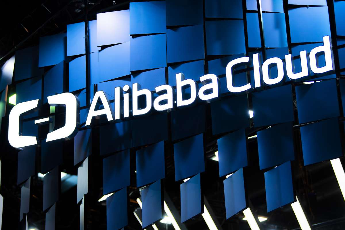 Le logo de alibaba cloud sur un stand