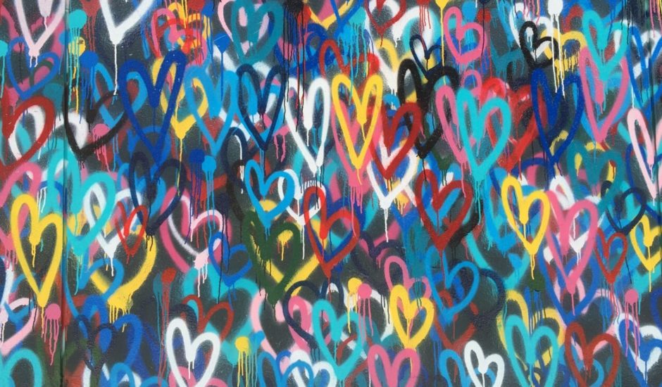 un mur avec des coeurs peints