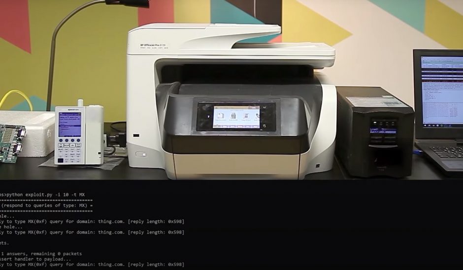 Une imprimante connectée, un ordinateur, un gestionnaire de perfusion connecté
