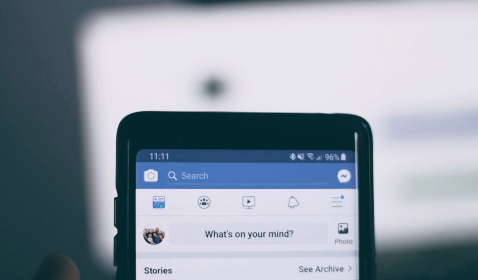 Un smartphone Android ouvert sur l'application Facebook.