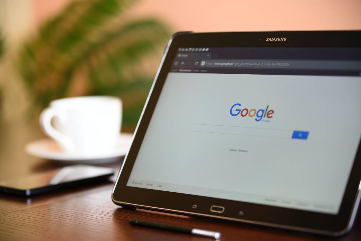 Une tablette affiche la page d'accueil du moteur de recherches Google.