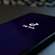 Le logo de TikTok sur un smartphone