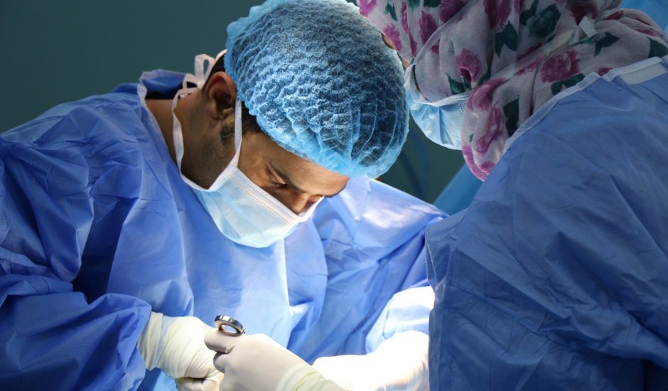 Un chirurgien en train de mener une opération