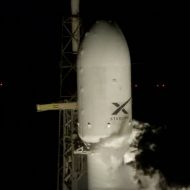 La coiffe du lanceur Falcon 9 quelques secondes avant son lancement.