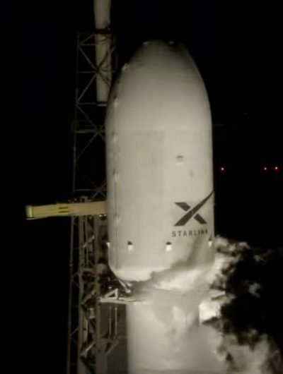 La coiffe du lanceur Falcon 9 quelques secondes avant son lancement.