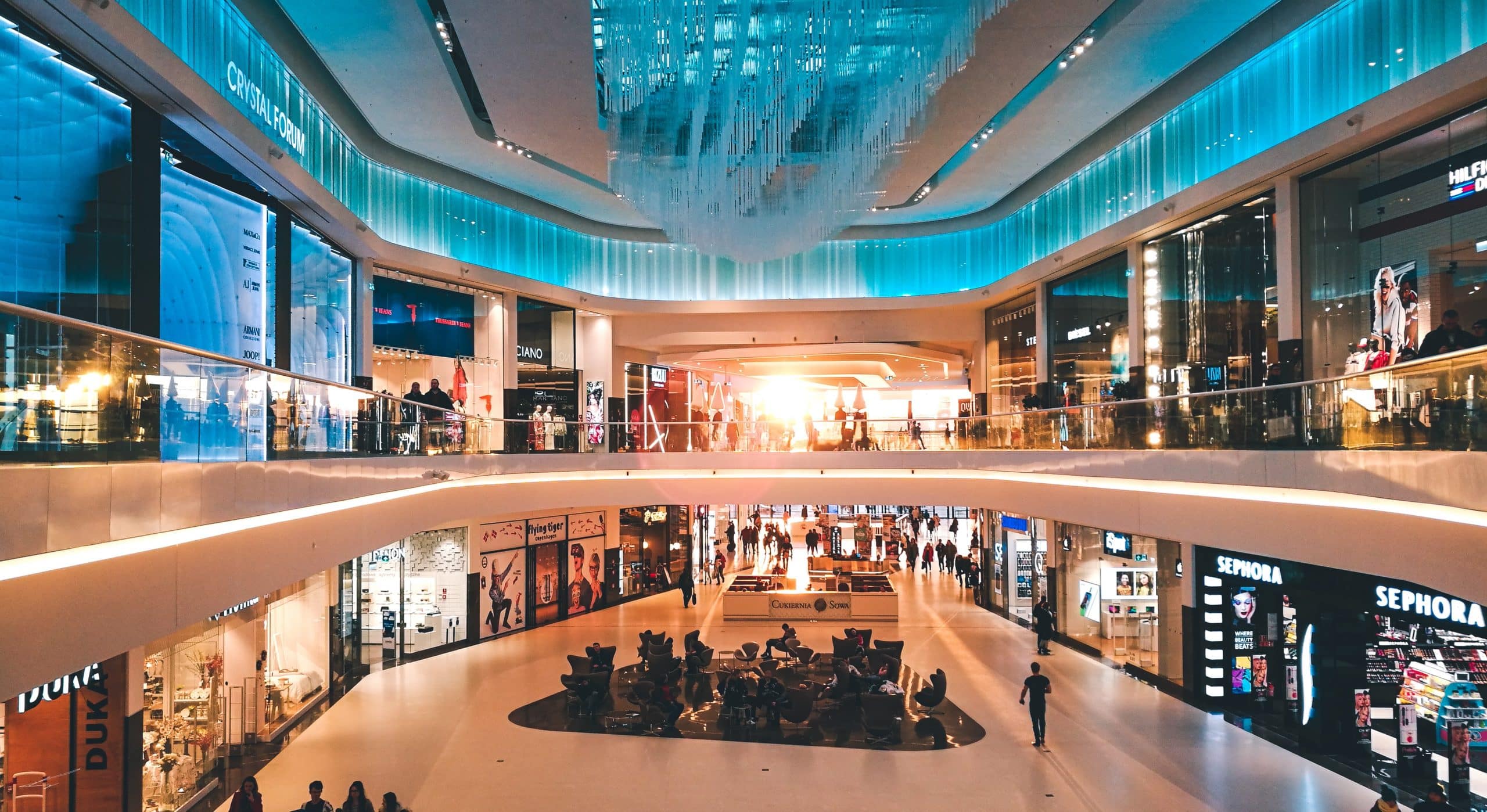 Un centre commercial en Pologne bercé par la lumière d'un coucher de soleil