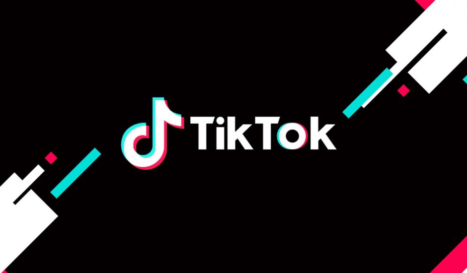 Le logo TikTok sur fond noir avec des illustrations bleus et rouges en bordure d'image.