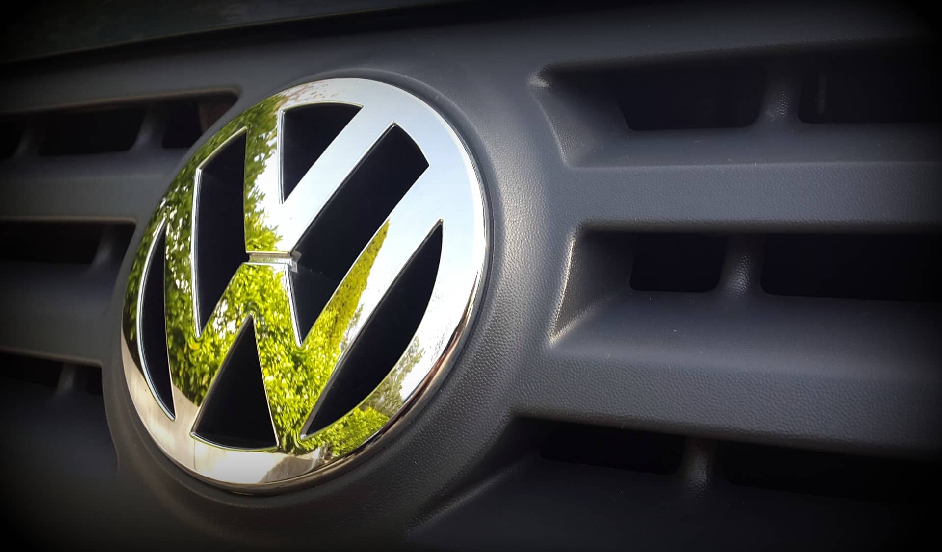 Le logo de Volkswagen sur une voiture.