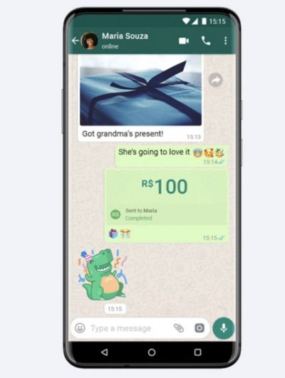 Un smartphone avec la capture d'écran d'un paiement sur WhatsApp.