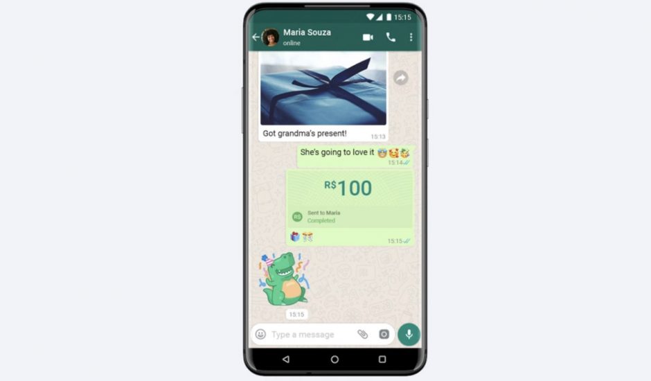 Un smartphone avec la capture d'écran d'un paiement sur WhatsApp.