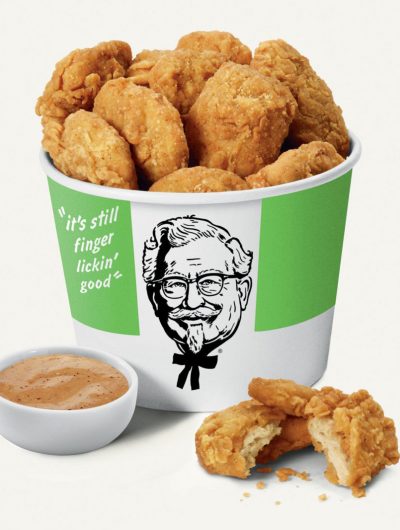 Des nuggets issus de produits végétaux dans un pot KFC.