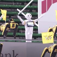 Au Japon, des robots Spot et Pepper dans les tribunes d'un stade.