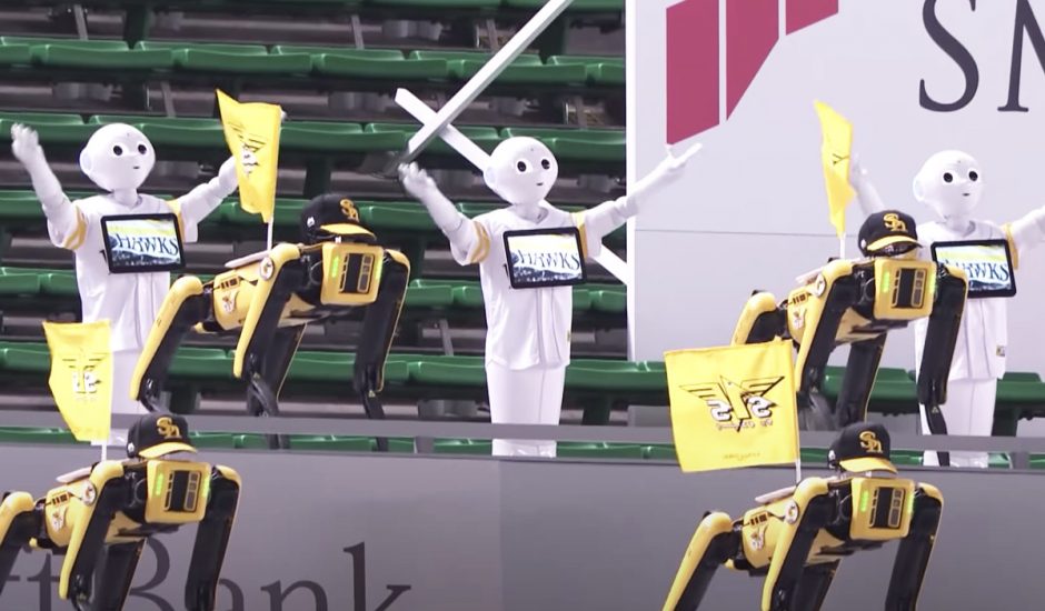 Au Japon, des robots Spot et Pepper dans les tribunes d'un stade.