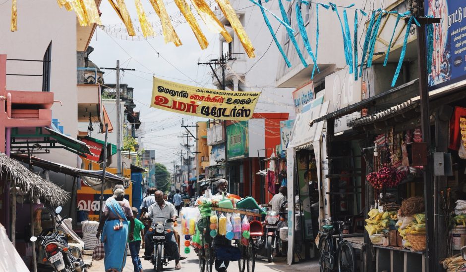 Cliché d'une rue bondée et colorée en Inde