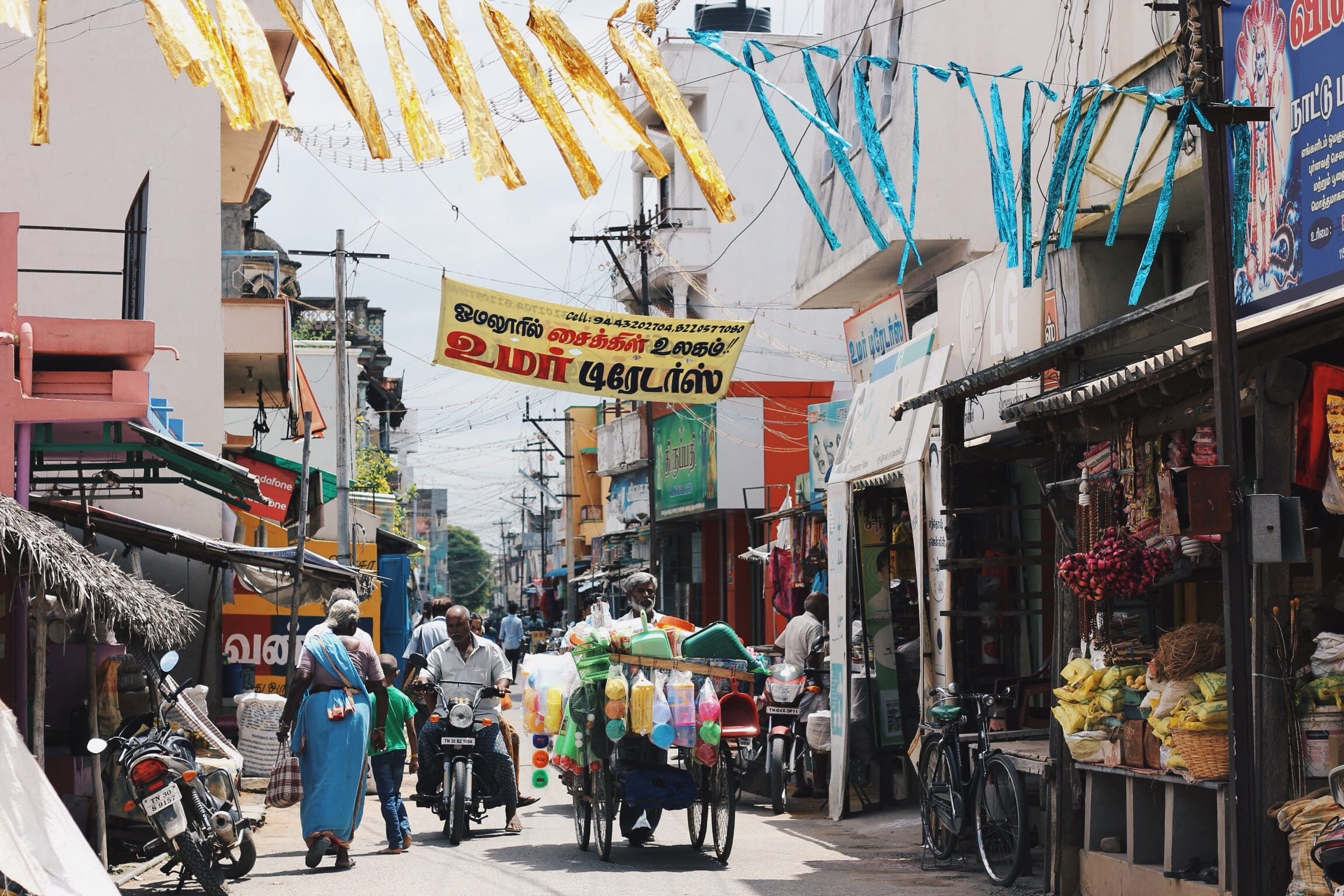 Cliché d'une rue bondée et colorée en Inde