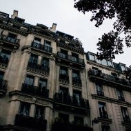 Un bâtiment typiquement parisien avec les fenêtres fermées.
