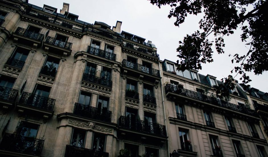Un bâtiment typiquement parisien avec les fenêtres fermées.