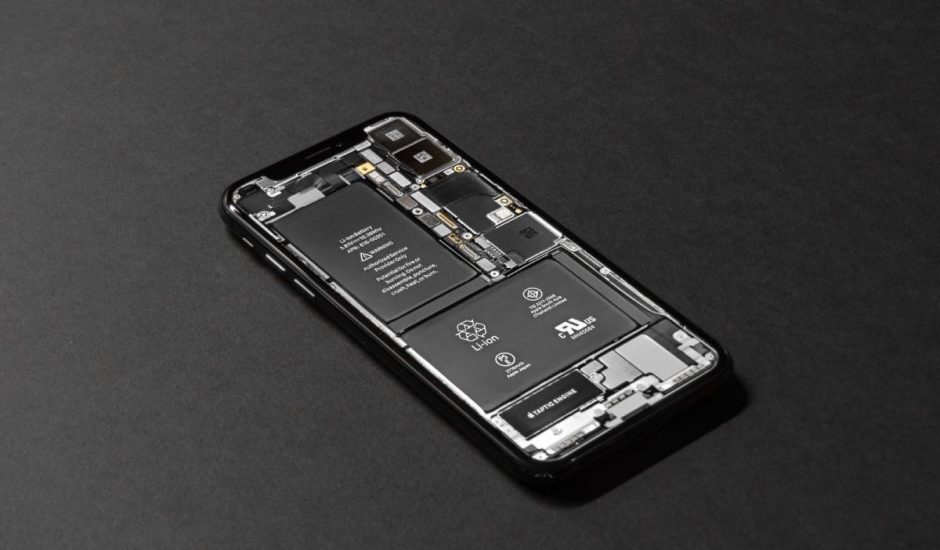 Un iPhone sans écran, dont les pièces sont visibles.