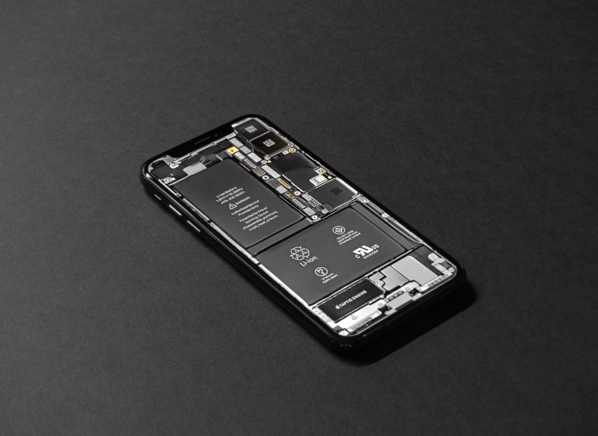 Un iPhone sans écran, dont les pièces sont visibles.