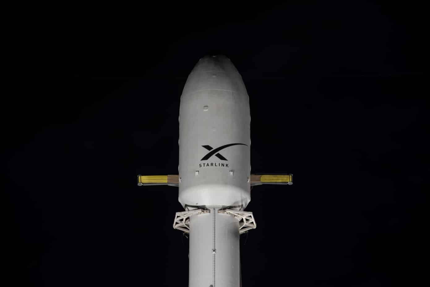 Aperçu de la fusée Falcon 9 prête à envoyer des satellites Starlink.