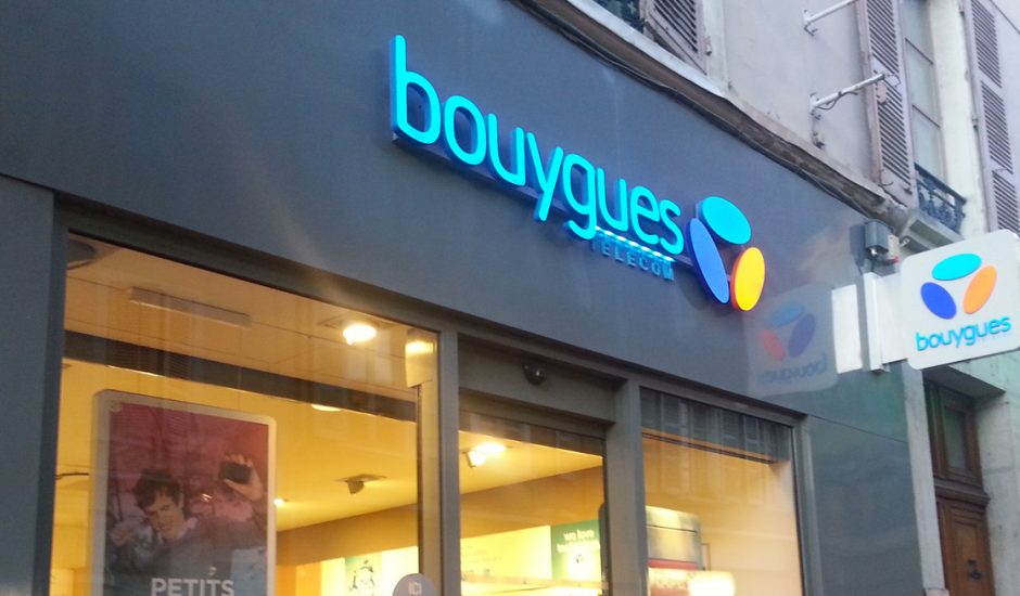 Devanture d'un point de vente Bouygues Telecom