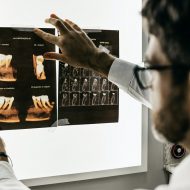 Un expert regardant une radiographie
