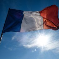 Le drapeau de France flotte dans les airs.
