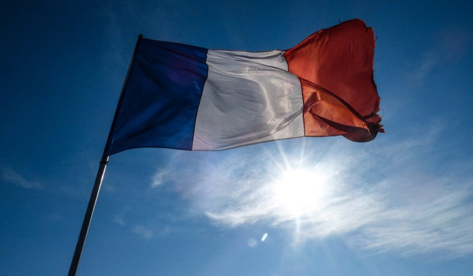 Le drapeau de France flotte dans les airs.