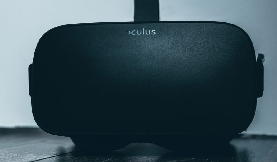 Un casque Oculus Rift posé sur le sol.