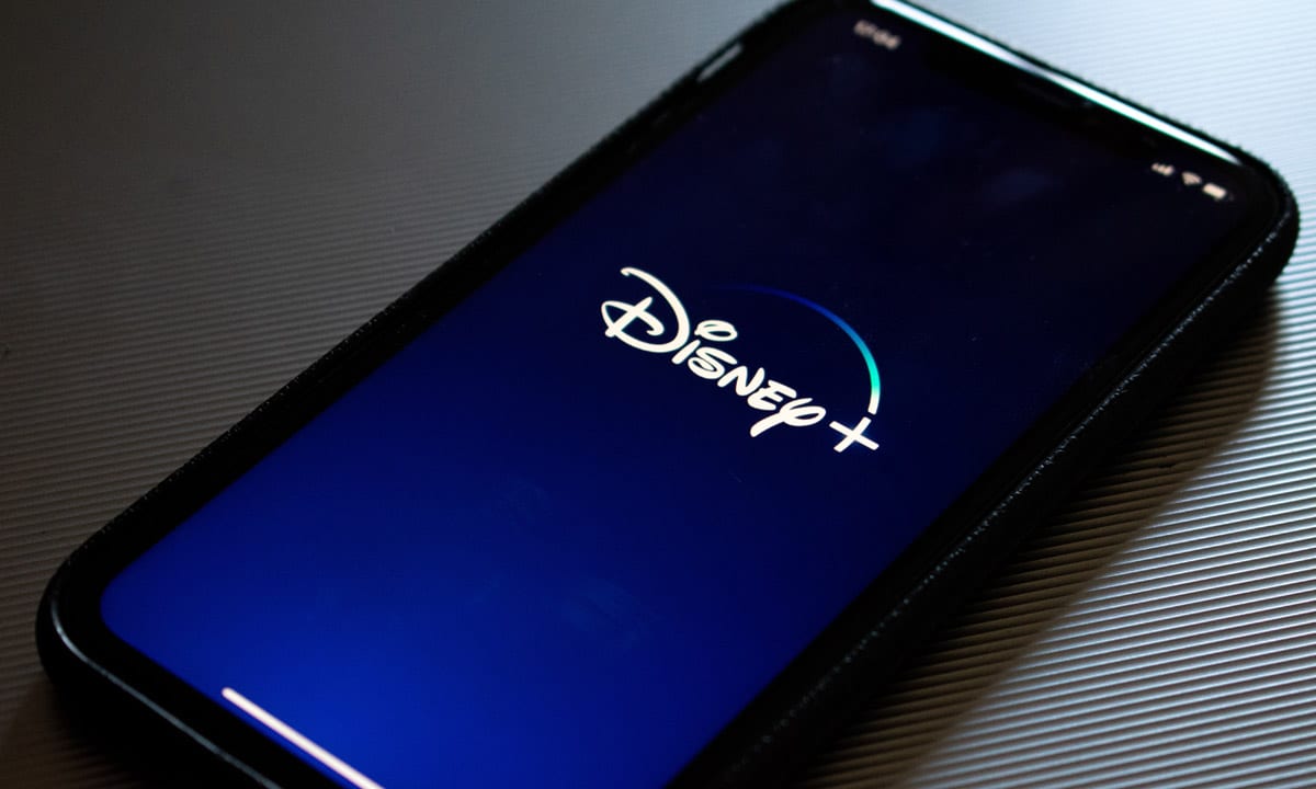 Un smartphone lance Disney+