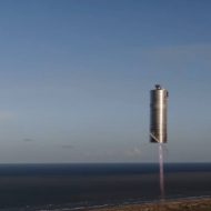 Le prototype de la fusée Starship vole au-dessus de la base Boca Chica au Texas.