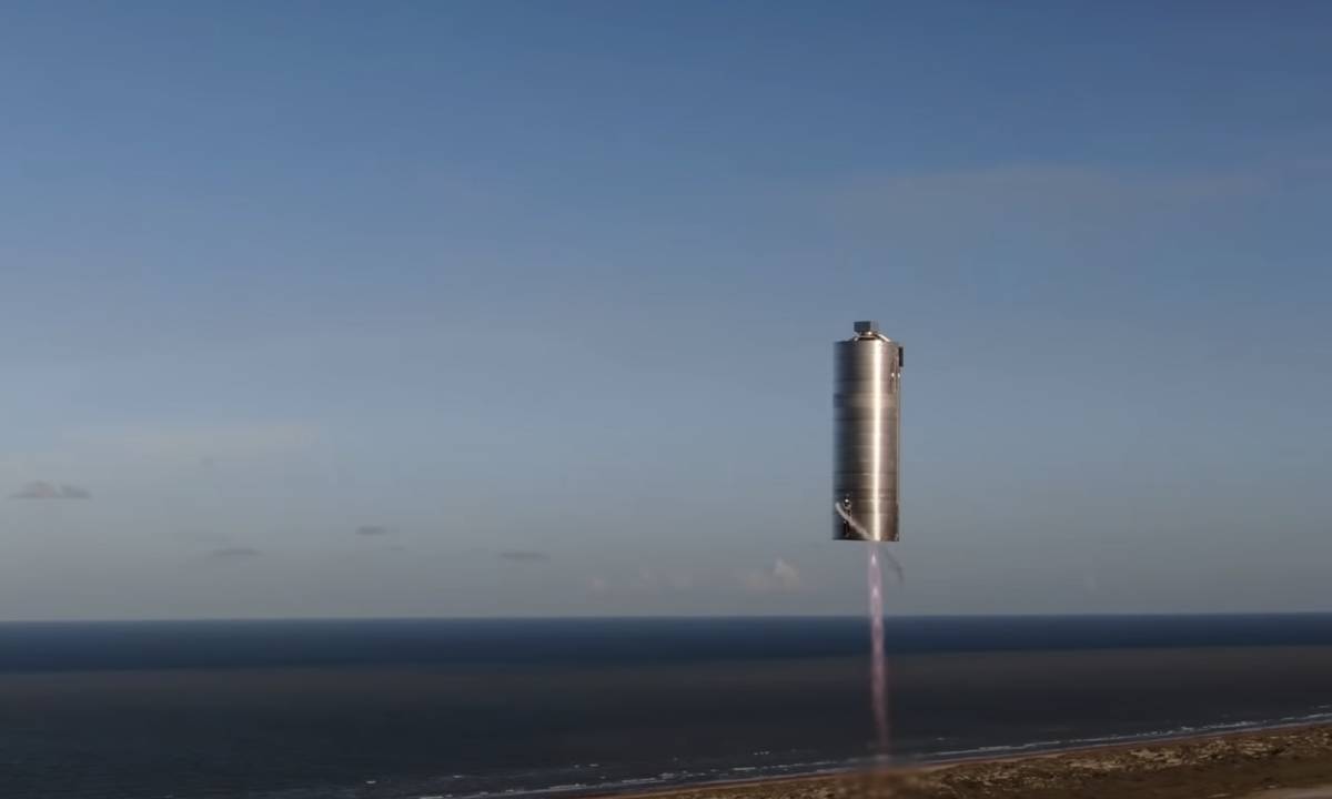 Le prototype de la fusée Starship vole au-dessus de la base Boca Chica au Texas.