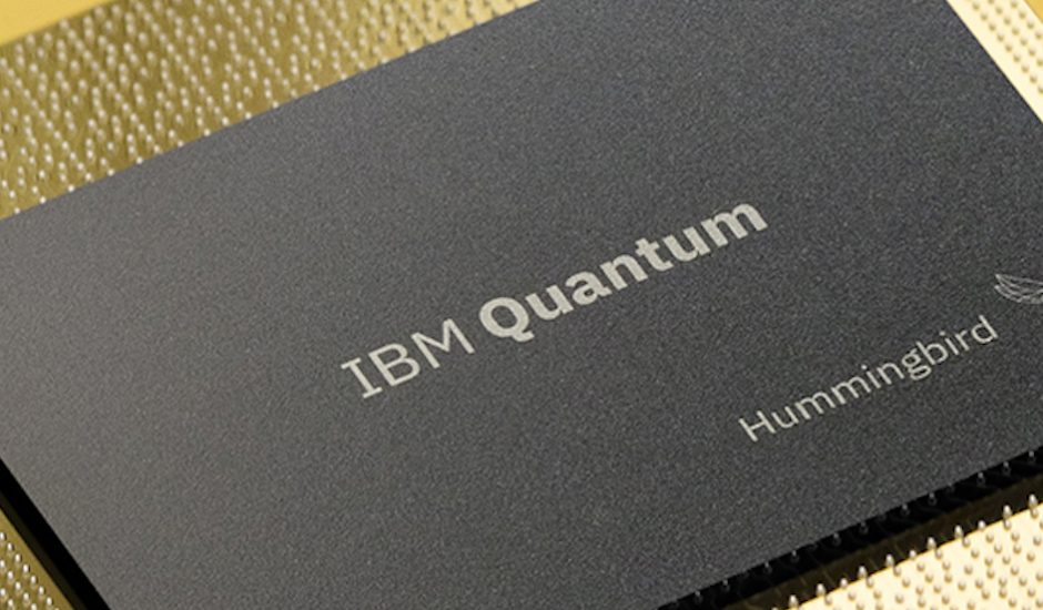 Gros plan sur le processeur quantique Hummingbird créé par IBM