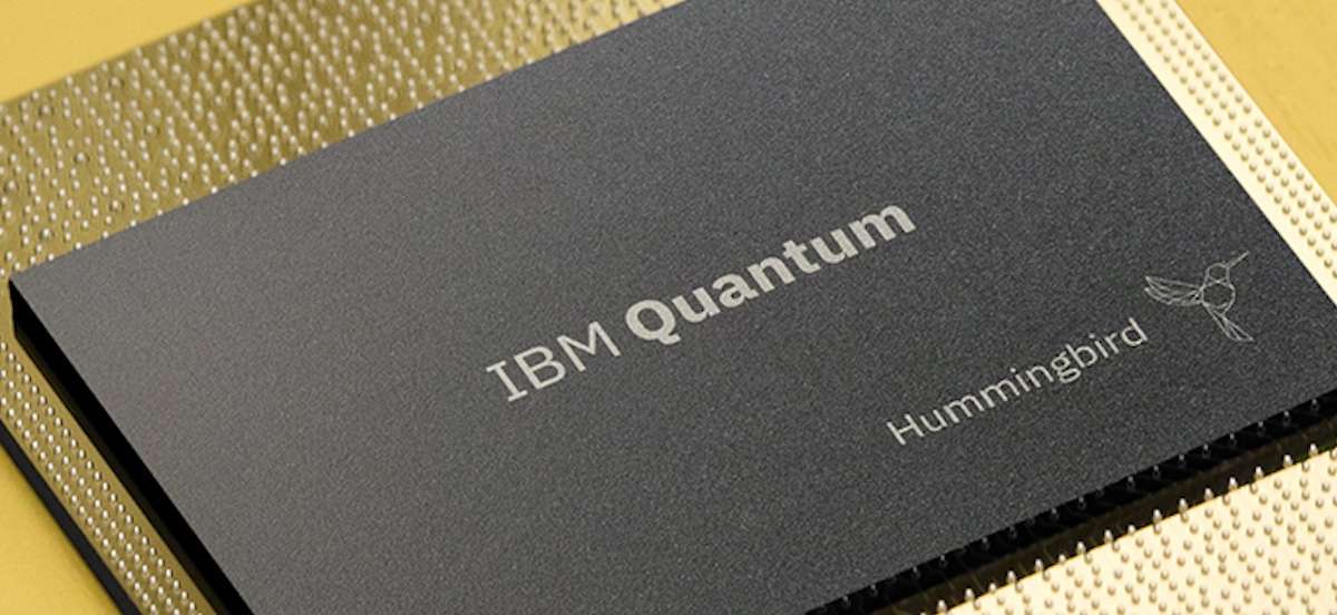 Gros plan sur le processeur quantique Hummingbird créé par IBM