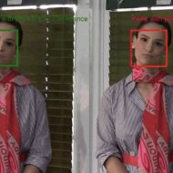 À gauche, une image authentique de femme en train de discuter, à droite la même image en deepfake.