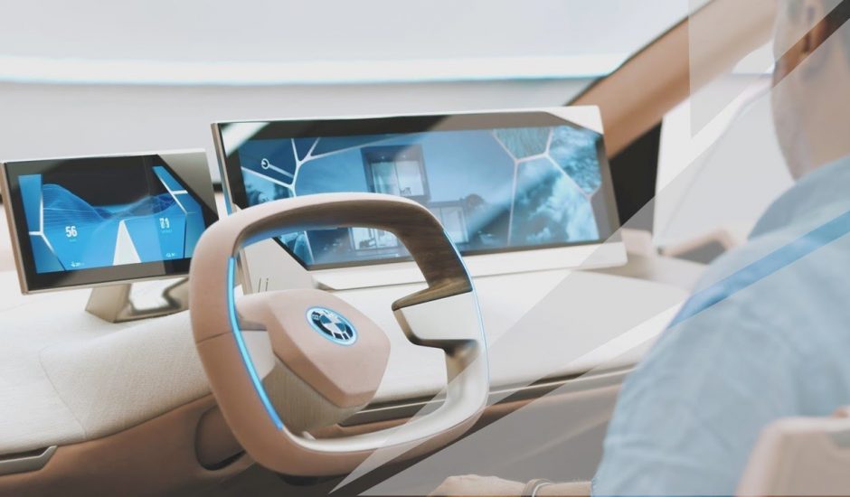 Le tableau de bord futuriste d'une BMW.