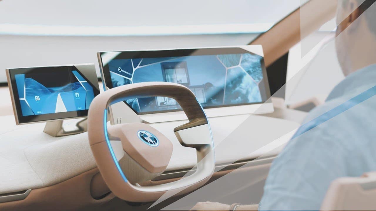 Le tableau de bord futuriste d'une BMW.