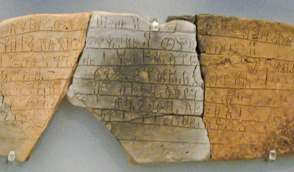 tablette couverte de linéaire B, une langue antique