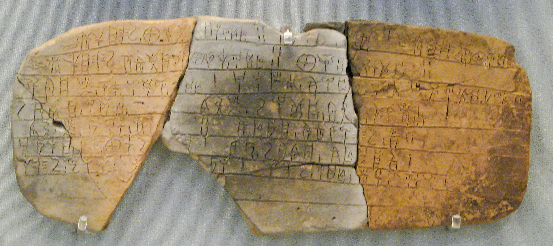 tablette couverte de linéaire B, une langue antique