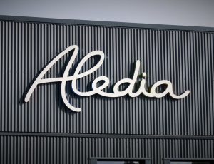 Le logo d'Aledia sur la devanture d'un bâtiment