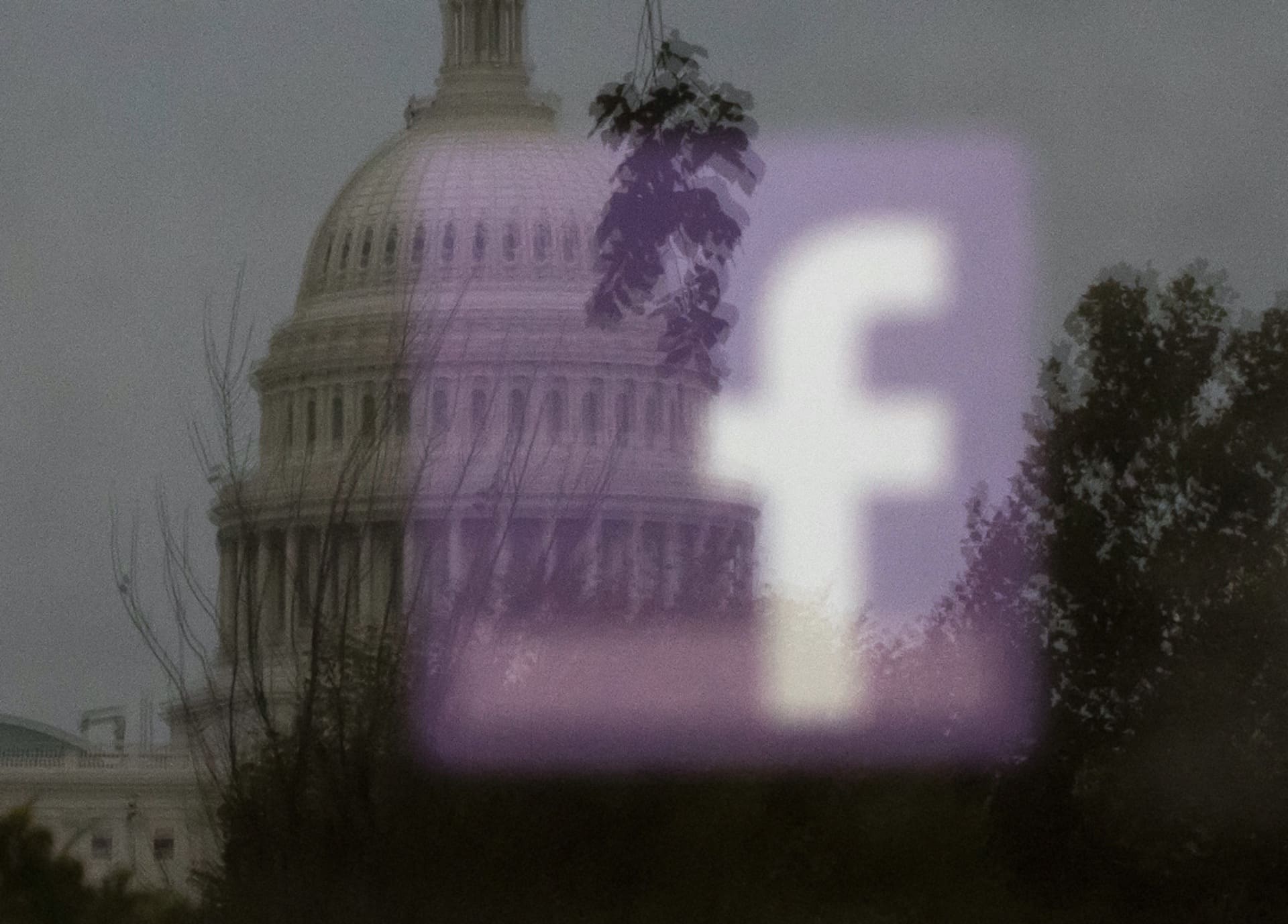 Aperçu du reflet du logo de Facebook avec le Parlement en arrière-plan.