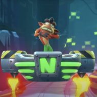 Crash Bandicoot se tient sur la plateforme du boss Neo Cortex.