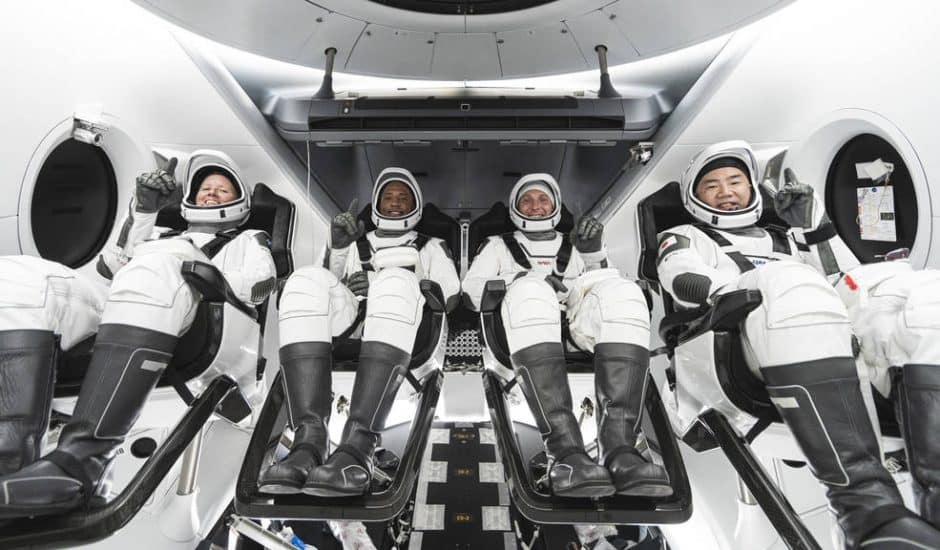 Quatre astronautes se trouvent dans la capsule Crew Dragon.